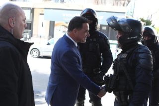 Φιέστα Αδωνη με χημικά και ξύλο σε υγειονομικούς